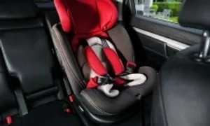 Ôtô chở trẻ em bắt buộc có thiết bị an toàn từ 2026: phụ huynh nên mua loại nào?