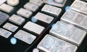 Giá bạc miếng lập mốc 2,4 triệu đồng một lượng